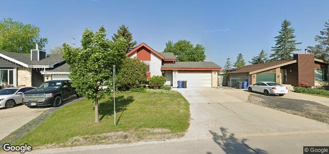 Photo of 99 Point West Drive in Winnipeg, Manitoba