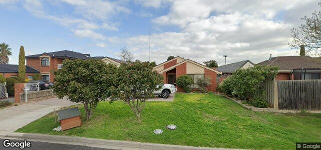 Photo of 15 Saratoga Crescent in Winnipeg, Manitoba
